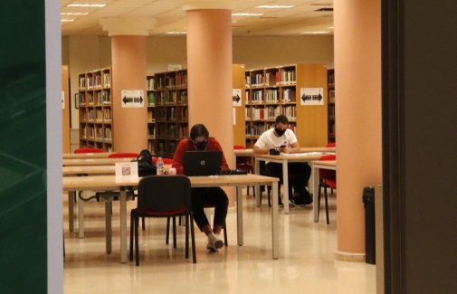 Estudiantes en la Biblioteca del Campus Las Lagunillas. Foto: Gema Gómez.