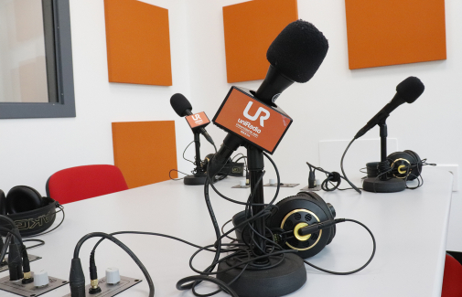 Micrófonos de UniRadio Jaén, en sus nuevas instalaciones.