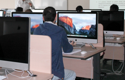 Foto de archivo de una sala de Informática del Edificio A3, en el Campus Las Lagunillas.