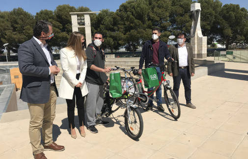 Acto de entrega de las bicicletas, con representantes institucionales.