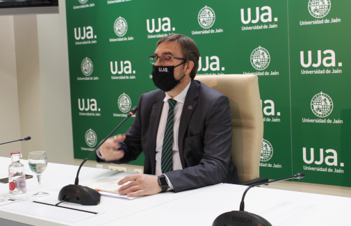 Intervención del Rector de la UJA durante la rueda de prensa.