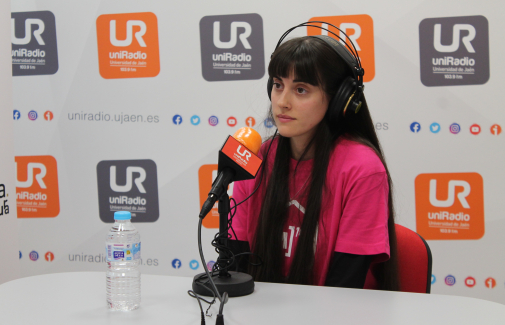 Icat, en un momento de la entrevista en los estudios de UniRadio Jaén.