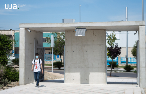 Alumno de la UJA, en el nuevo acceso peatonal al Campus Las Lagunillas. Fotografía: Laura Puentes
