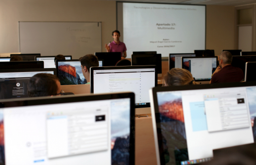 Imagen de archivo de una clase en un aula de informática del Edificio A3.