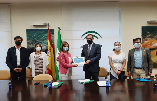 Entrega del certificado al Rector de la UJA.