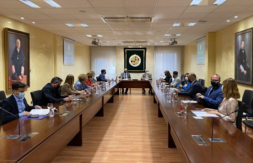 Reunión mantenido entre el consejero y el Equipo de Dirección de la UJA.