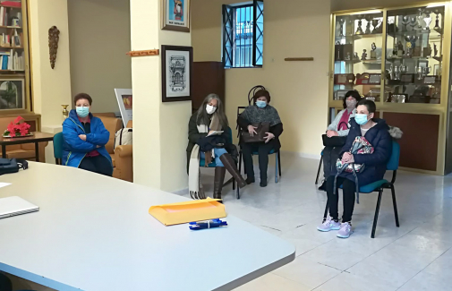 Integrantes de la Asociación de Fibromialgia de Jaén (AFIXA), en su sede.