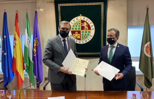 Juan Gómez y Julio Millán, tras la firma del convenio.