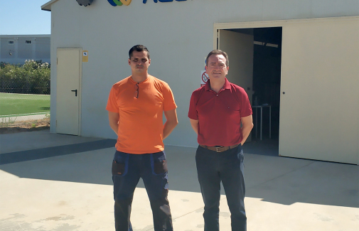 Ruperto Bermejo, responsable del proyecto en la UJA, y Roberto Padilla, responsable técnico de la planta de producción de AlgaEnergy en Arcos de la Frontera (Cádiz).