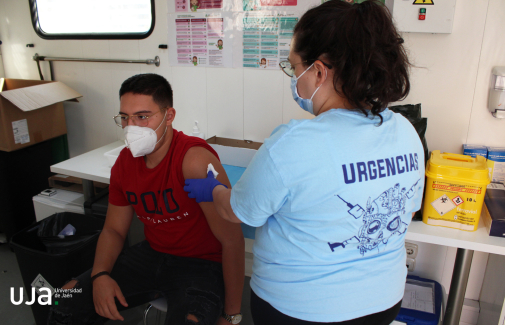 Una enfermera inocula la vacuna de la COVID-19 a un estudiantes de movilidad internacional de la UJA