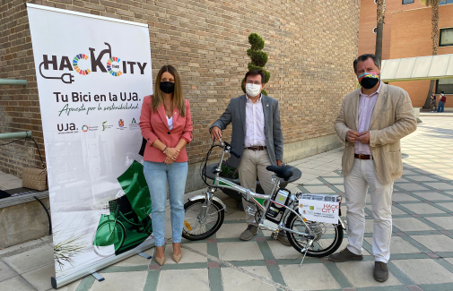 Estefanía Plaza, Juan Manuel Rosas y Pedro Bruno, con una de las bicicletas eléctricas.