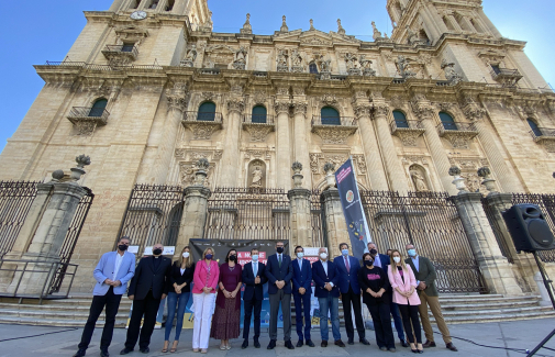 Foto de familia con representantes institucionales organizadores y colaboradores del evento, ante la Catedral de Jaén.