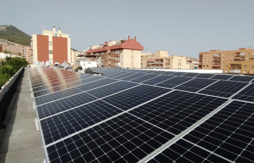 Placas fotovoltaicas instaladas en los tejados del Colegio Cristo Rey de Jaén.