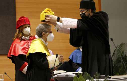 El Rector de la UJA impone el birrete a la nueva Doctora Honoris Causa.