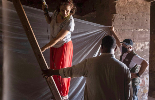Primeros trabajos en una de las tumbas. Foto: Proyecto Qubbet el-Hawa.