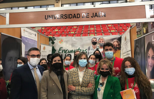 En el centro, la Vicerrectora de Estudiantes, acompañada por su equipo.