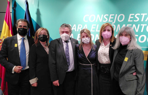Adoración Mozas (segunda por la derecha), junto con la Ministra de Trabajo y el resto de vocales experto.