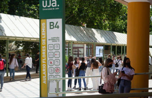 Alumnado en el Campus Las Lagunillas.