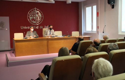 El Rector de la UJA, junto con el profesor Alberto del Real, se dirige a miembros de la Plataforma Ciudadana en Defensa de la UJA.
