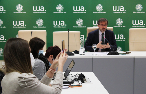 El Rector de la UJA, en la Sala de Prensa.
