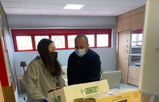 Alumna del Colegio Mayor, junto con un operario de la UJA.