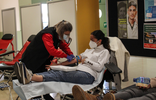Momento de una extracción de sangre en la UJA. Fotografía: Mayte Hernández
