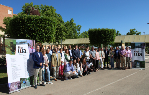 El Rector, junto a su Equipo de Gobierno; los responsables de las facultades y escuelas politécnicas, y el alumnado participante en la Campaña. los