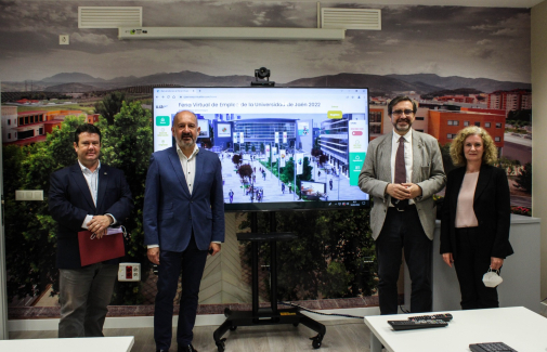 Raúl Mata, Pedro Pérez Juan Gómez y Mª Dolores Heredia, delante de la web de la Feria Virtual de Empleo 2022.
