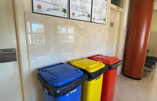 Contenedores de reciclaje, en un edificio de la UJA.