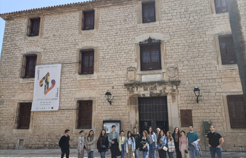 Estudiantes participantes en la visita, junto a la fachada del Palacio de Villardompado.