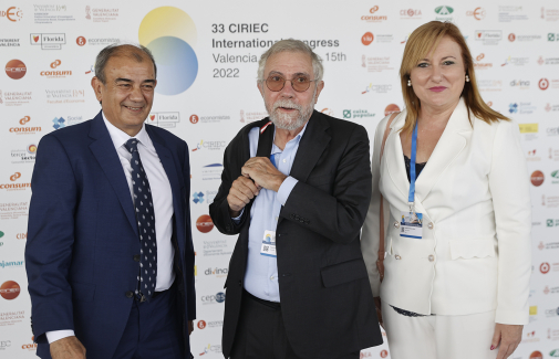Adoración Mozas, junto con el Nobel de Economía Paul Krugman y José Luis Monzón, presidente de honor del CIRIEC-Internacional.