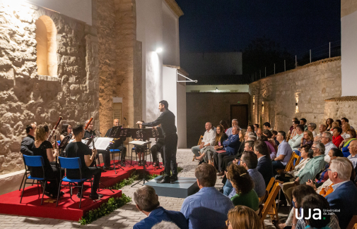 Actuación del ‘Octeto de vientos’ de la Orquesta de la UJA en el patio 'González Doncel'. Foto: Fernando Mármol.