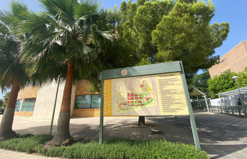Cartel informativo en el Campus Las Lagunillas.