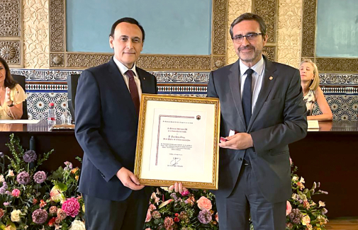 El Rector de la UJA recibe el reconocimiento de manos del Rector de la UCO.