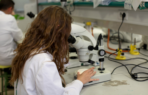 Una investigadora de la UJA, en un laboratorio.