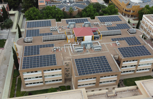 Vista de las placas fotovoltaicas instaladas en las terrazas de los edificios B4 y C3 del Campus Las Lagunillas.