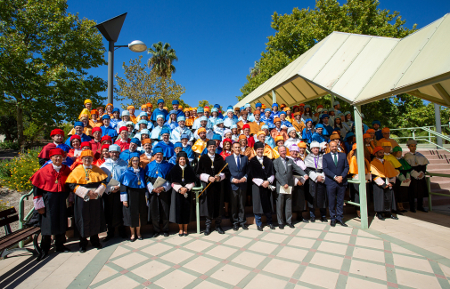 Foto de familia tras la celebración del solemne acto de apertura del curso.
