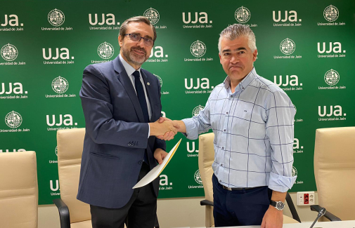 El Rector de la UJA y el alcalde de Martos, tras la firma del convenio.