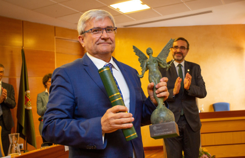 Manuel Huertas, con el reconocimiento otorgado por la UJA.