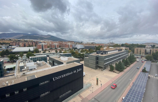 Vista del Campus Las Lagunillas, con la ciudad de Jaén al fondo.