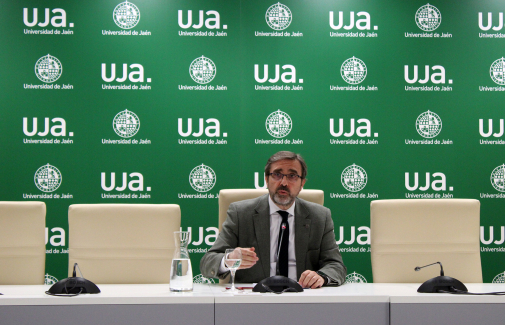 El Rector de la Universidad de Jaén, en su comparecencia ante los medios de comunicación.