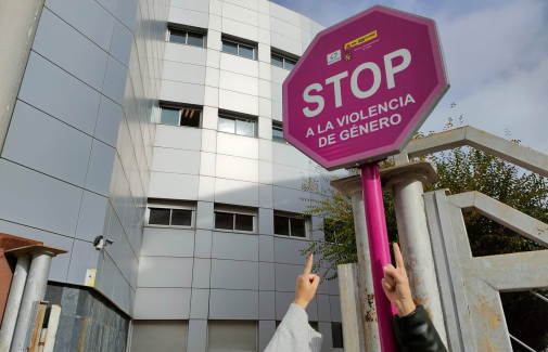 Señal de 'Stop a la violencia de género' en un acceso al Campus Las Lagunillas.
