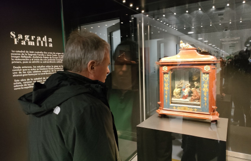 La obra 'La Sagrada Familia' observada por un visitante a la muestra.