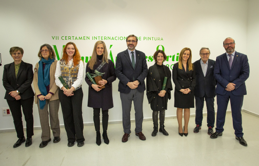 Foto de familia con representantes institucionales y artistas premiadas.