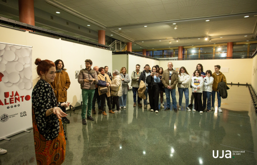 Intervención de la artista, tras la inauguración de la muestra. Foto: Fernando Mármol.