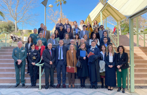 Foto de familia del Rector con autoridades y miembros de la Facultad de Ciencias Sociales y Jurídicas de la UJA.
