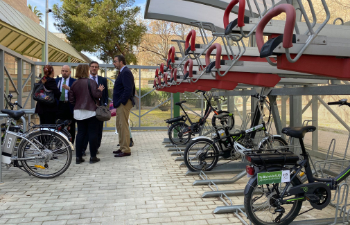 Visita al aparcamiento de bicicletas en el Campus Las Lagunillas.
