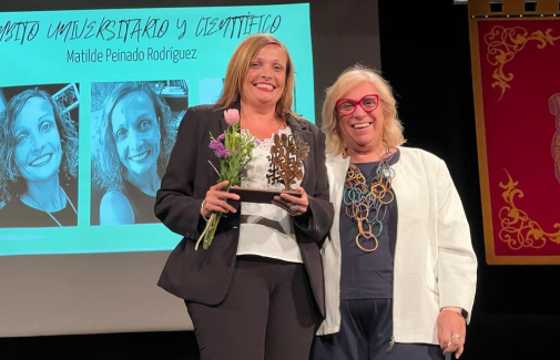 Matilde Peinado recoge el premio de manos de Carmen Rísquez.