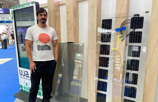 El investigador Eduardo Fernández, junto a placas fotovoltaicas en el stand de la UJA.