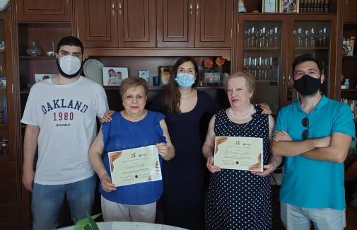 Miembros del equipo de la UJA que han participado en el proyecto, junto con dos pacientes y sus certificados de participación en el mismo.
